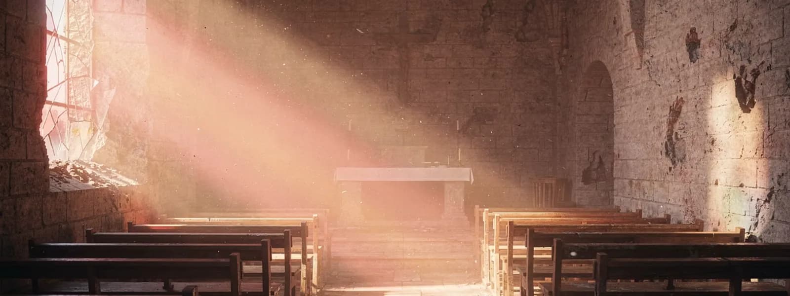Igreja antiga e vazia atravessada pela luz